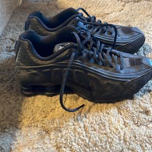 Nike shox size 8 pretty much brand new worn maybe once or twice for just a minut